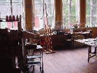 ArtSchool ..... Ilden flammer i glasovnene, som den har gjort i �rhundreder. Flere af verdens mest ber�mte glasv�rker ligger inden for en radius p� en snes kilometer i Sm�land. Glasriket er 14 glasv�rker med kendte varem�rker som Orrefors, Kosta & Boda